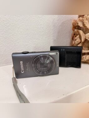 Canon PowerShot Elph 130 IS Digital Camera + Charger